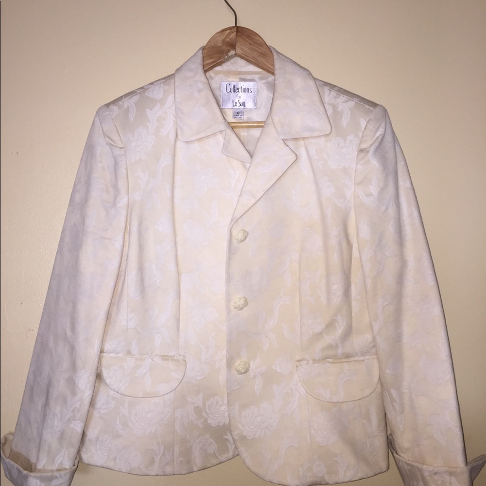 Two-piece suit. Off white.